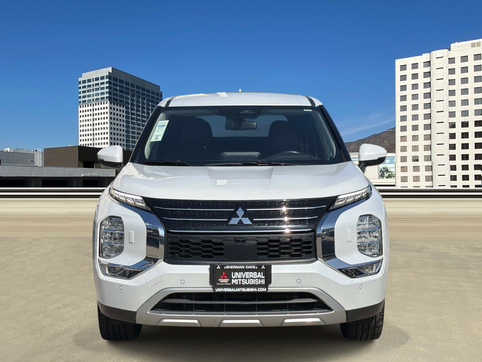 Used 2024 Mitsubishi Outlander AWD image 2