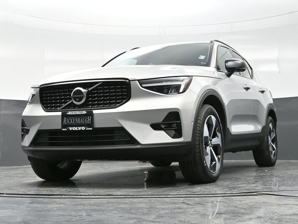 Used 2024 Volvo XC40 B5 Plus image 10