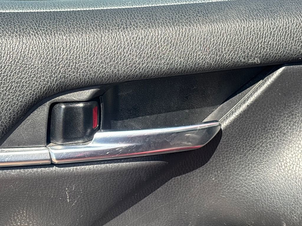 Used 2020 Toyota Camry SE FWD image 8