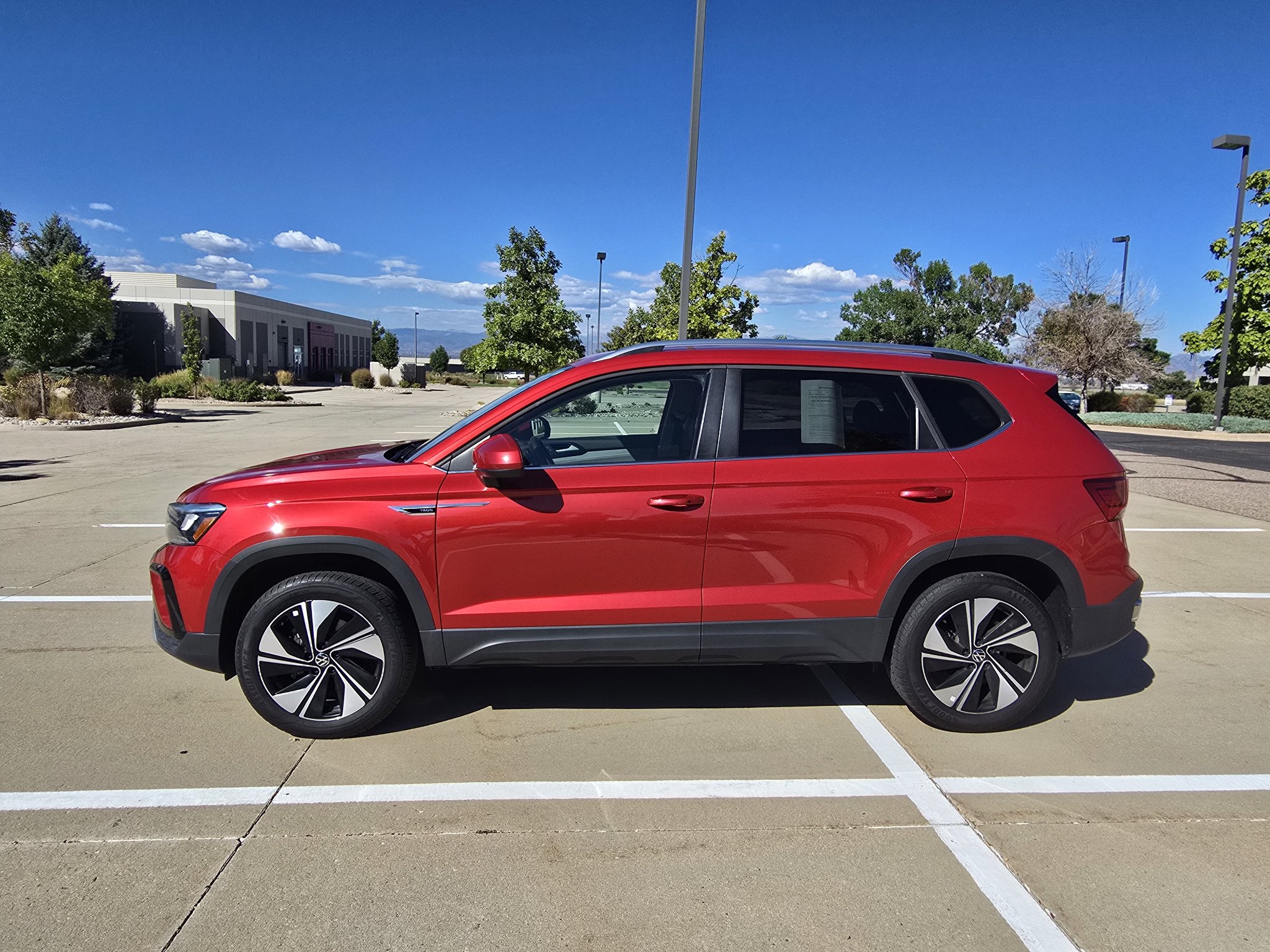 Used 2024 Volkswagen Taos SE w/ Panoramic Sunroof Package AWD/4WD image 2