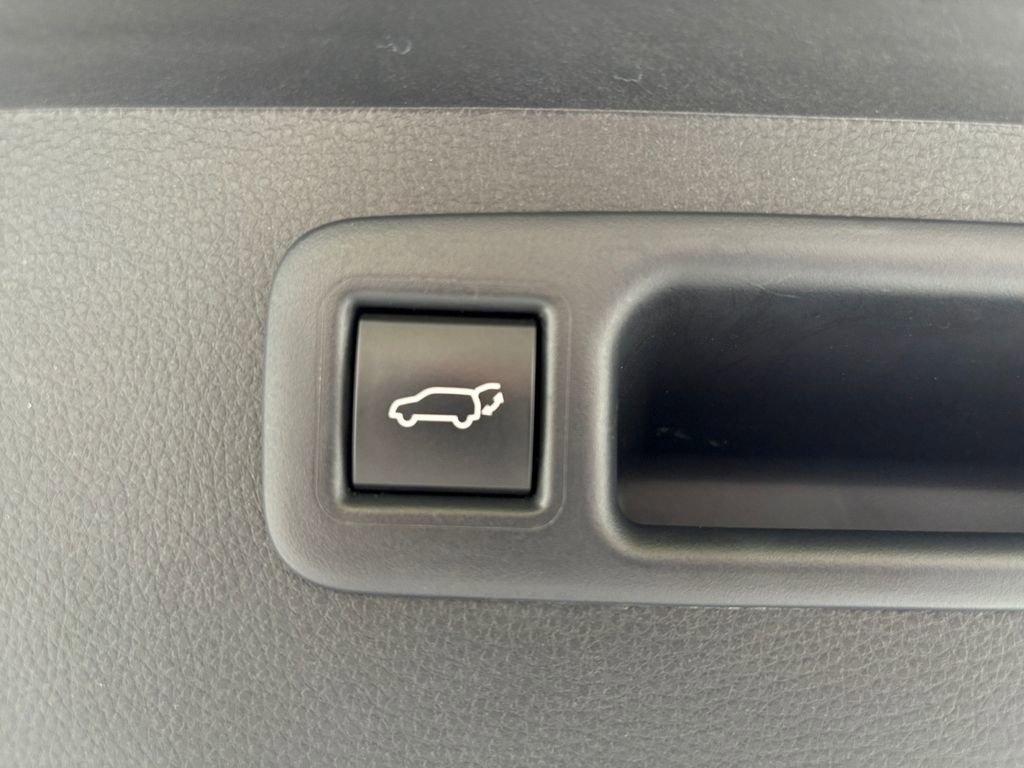 Used 2024 Toyota Highlander LE AWD/4WD image 9