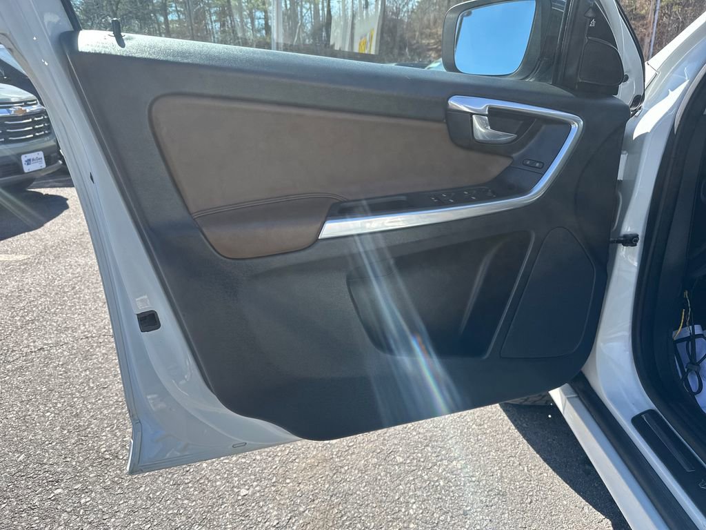 Used 2017 Volvo XC60 T6 Dynamic image 10