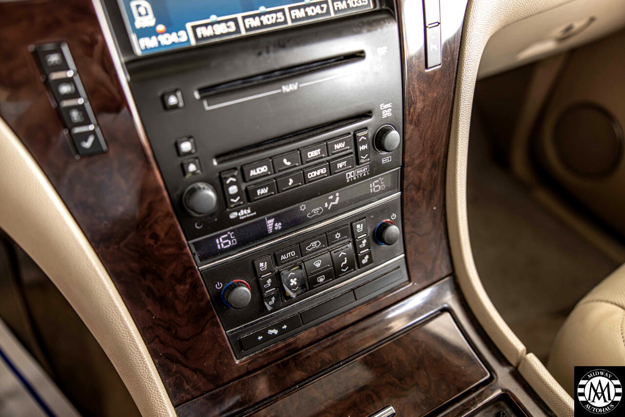Used 2010 Cadillac Escalade EXT Luxury image 27
