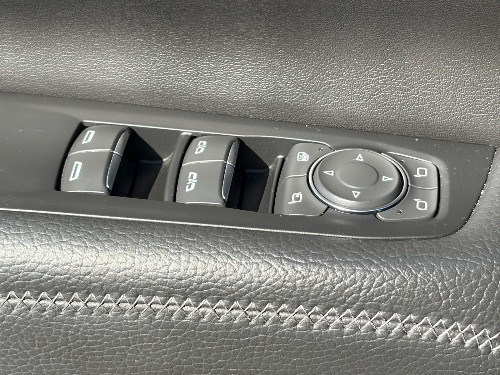 Used 2025 GMC Yukon XL Denali RWD image 18