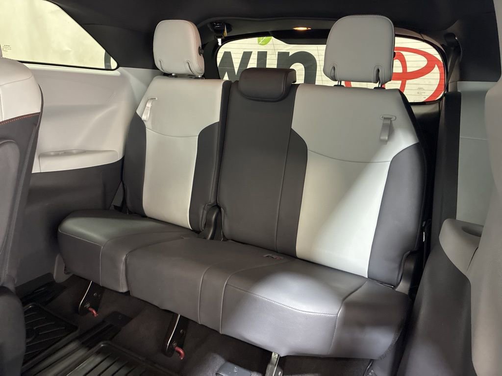 Used 2022 Toyota Sienna XSE image 21