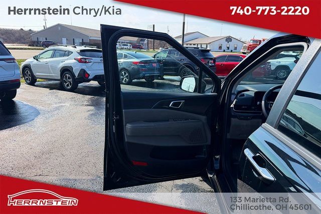 Used 2025 Kia Carnival image 13