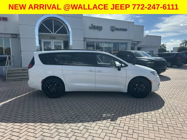 Used 2023 Chrysler Pacifica Touring-L w/ S Appearance Package AWD/4WD image 5