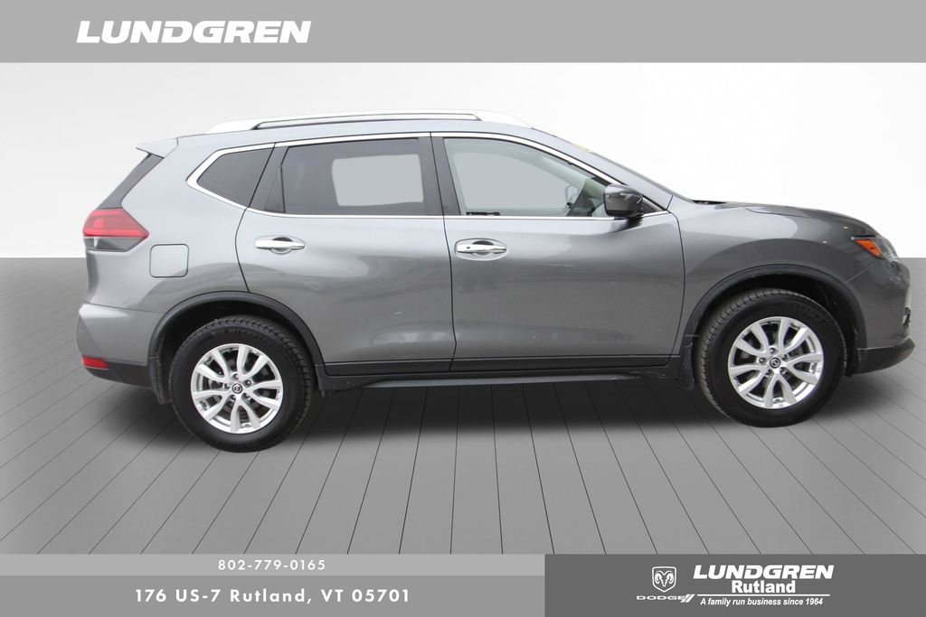 Used 2020 Nissan Rogue SV image 2