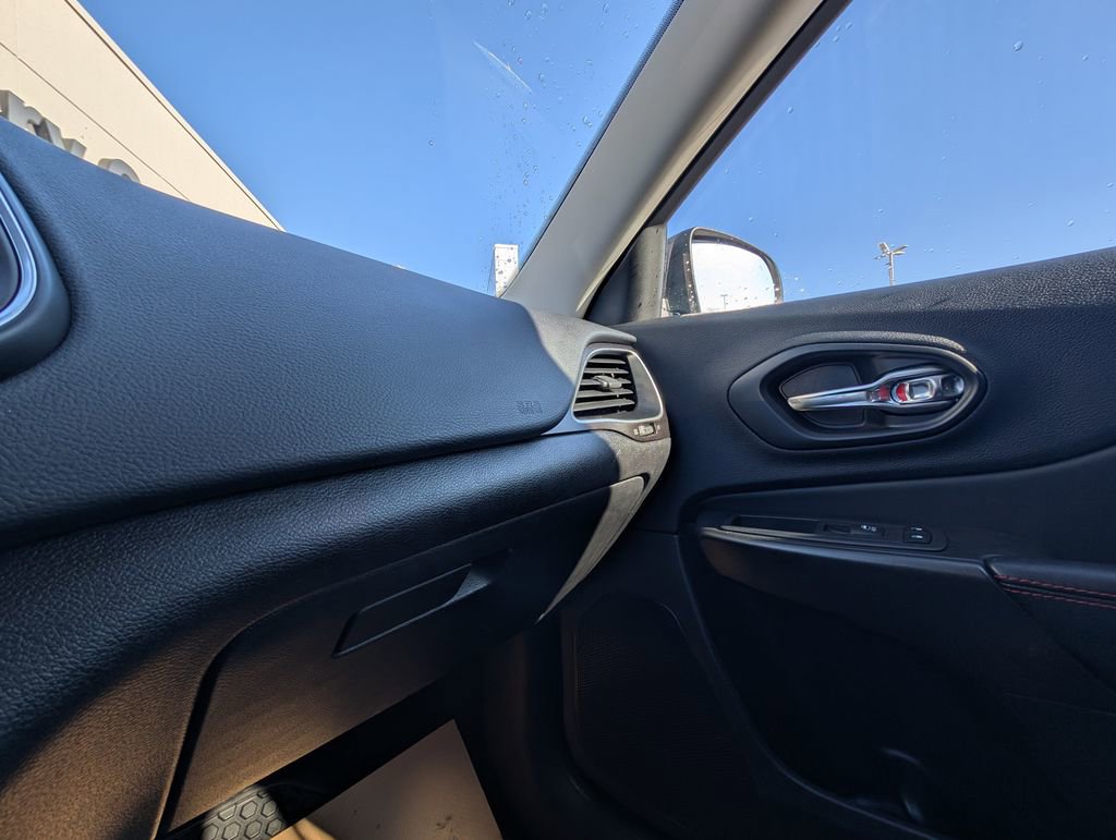 Used 2021 Jeep Cherokee Trailhawk image 32