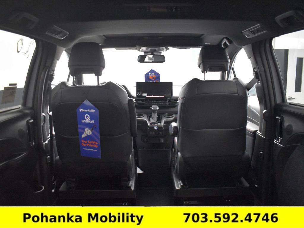 Used 2025 Toyota Sienna XSE image 7