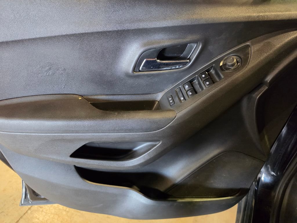 Used 2020 Chevrolet Trax LT w/ LT Convenience Package FWD image 5