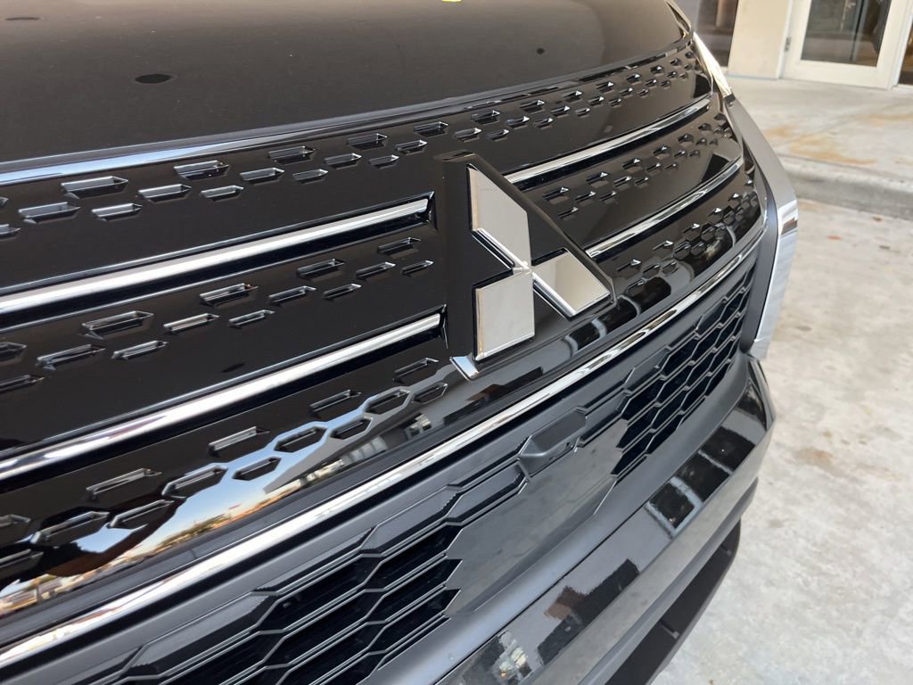 Used 2024 Mitsubishi Outlander ES image 12