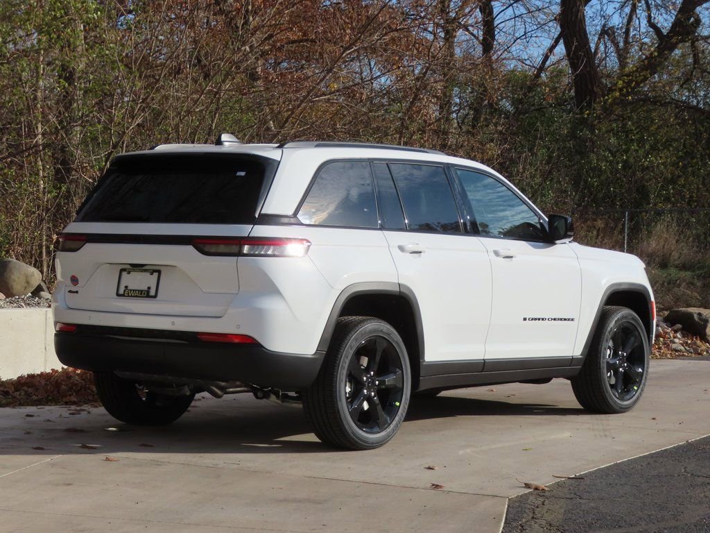 New 2025 Jeep Grand Cherokee Altitude image 3