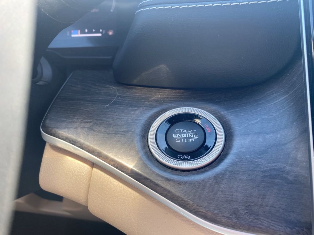 Used 2023 Jeep Grand Cherokee Limited w/ Black Appearance Package image 26