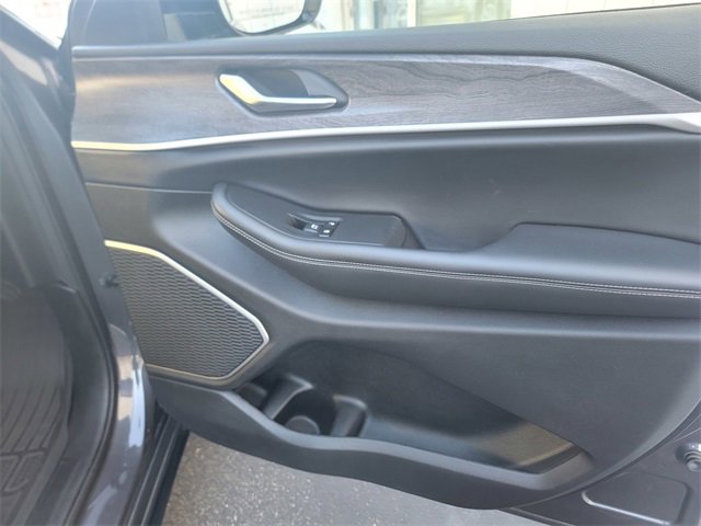 Used 2022 Jeep Grand Cherokee L Limited w/ Black Appearance Package image 24