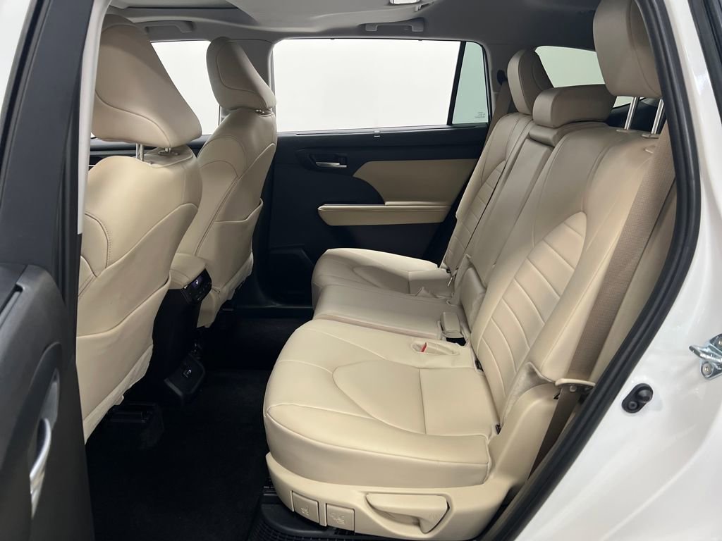 Used 2025 Toyota Highlander XLE image 27