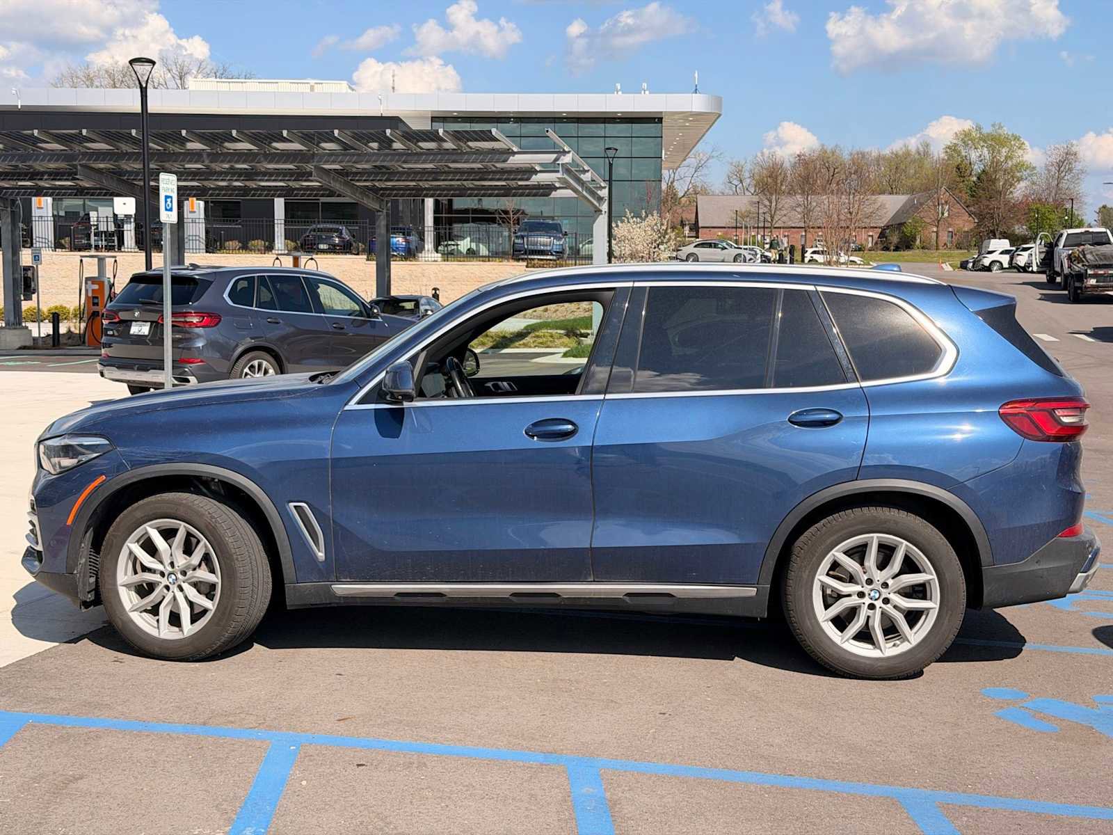 Used 2019 BMW X5 xDrive40i w/ Convenience Package AWD/4WD image 2