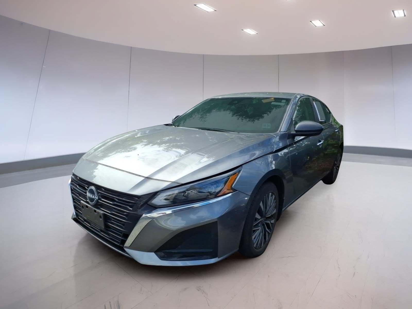 Used 2024 Nissan Altima 2.5 SV AWD/4WD image 2