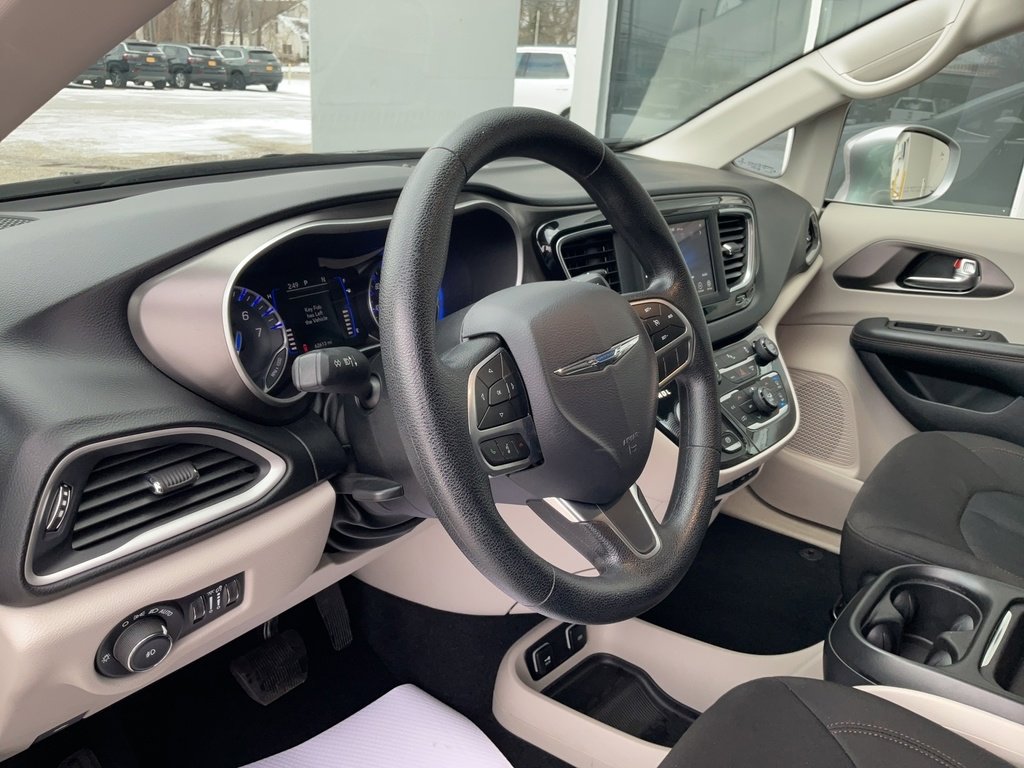 Used 2020 Chrysler Pacifica Touring image 10