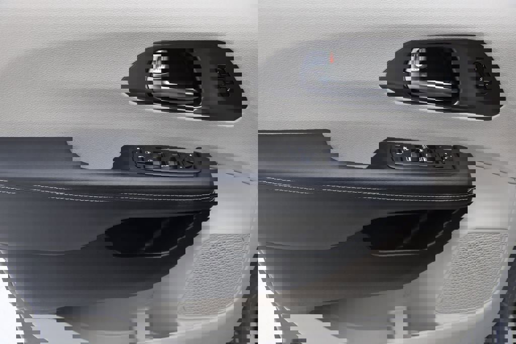 Used 2023 Chrysler Pacifica Touring-L image 14