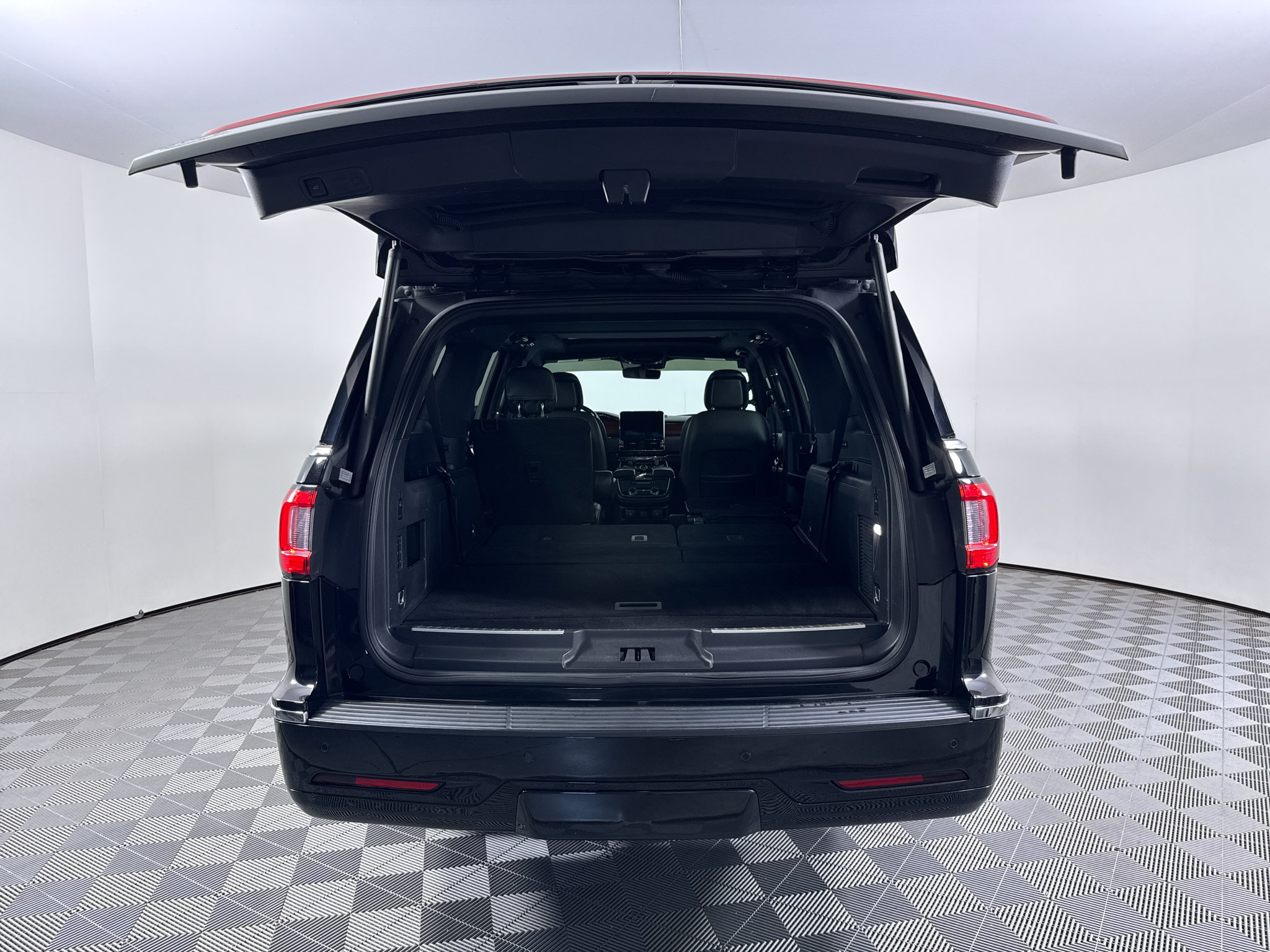 Used 2018 Lincoln Navigator L Select AWD/4WD image 10
