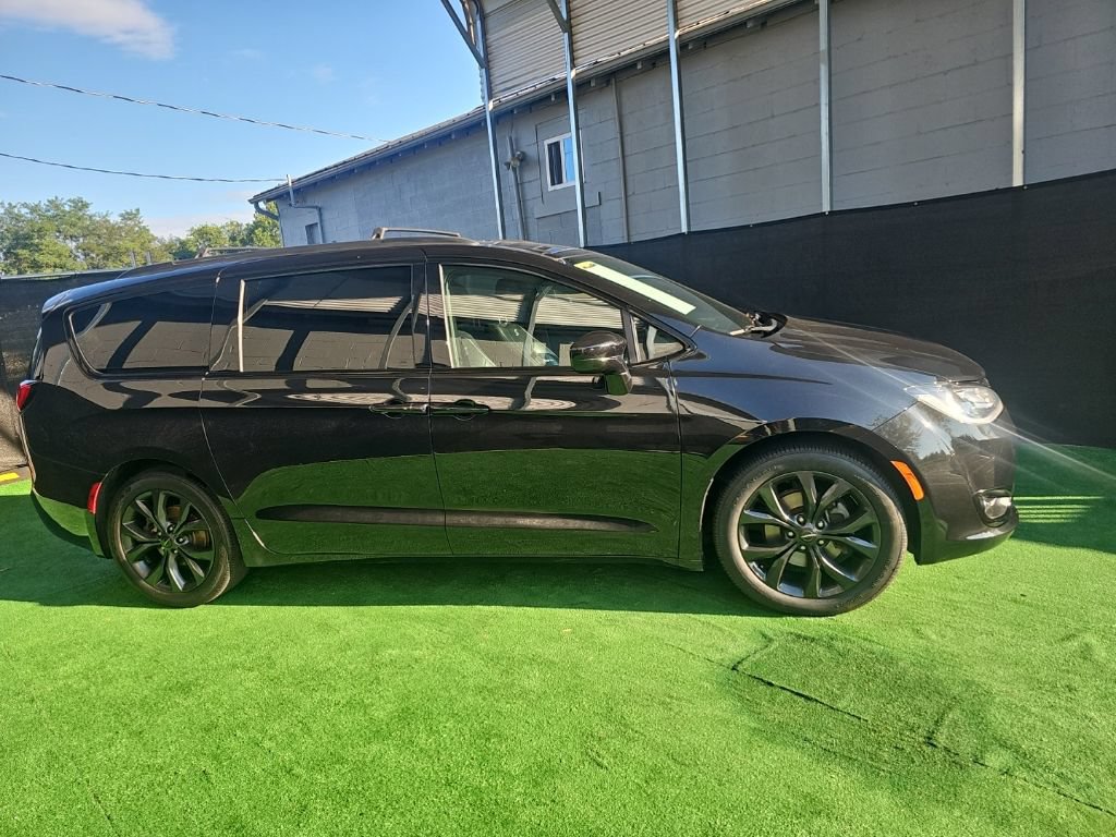 Used 2018 Chrysler Pacifica Touring-L w/ Premium Audio Group FWD image 3