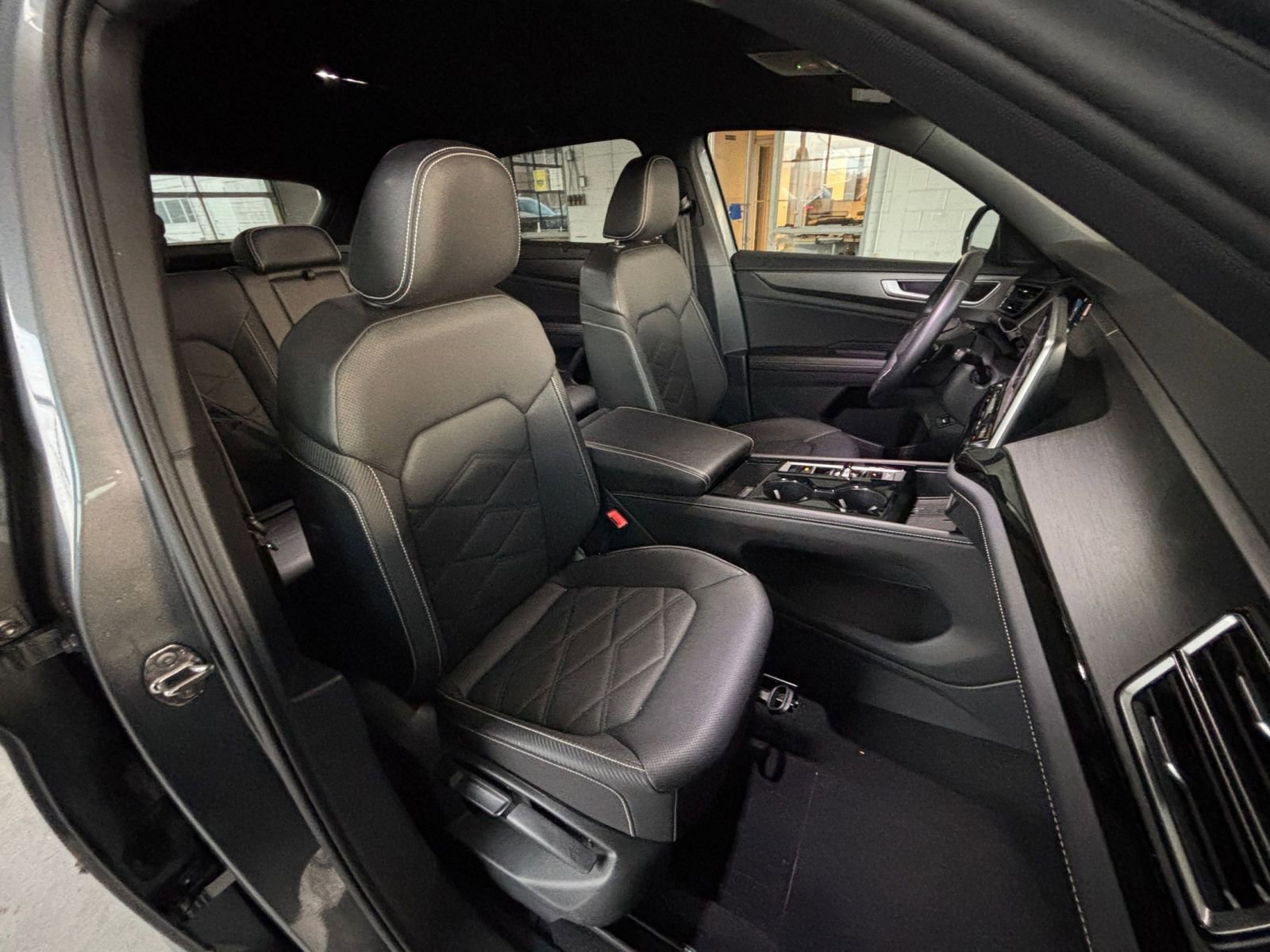 Used 2025 Volkswagen Atlas Cross Sport SE image 36