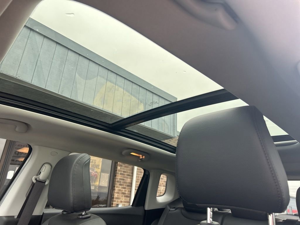 Used 2022 Jeep Compass Limited w/ Sun and Sound Group image 31