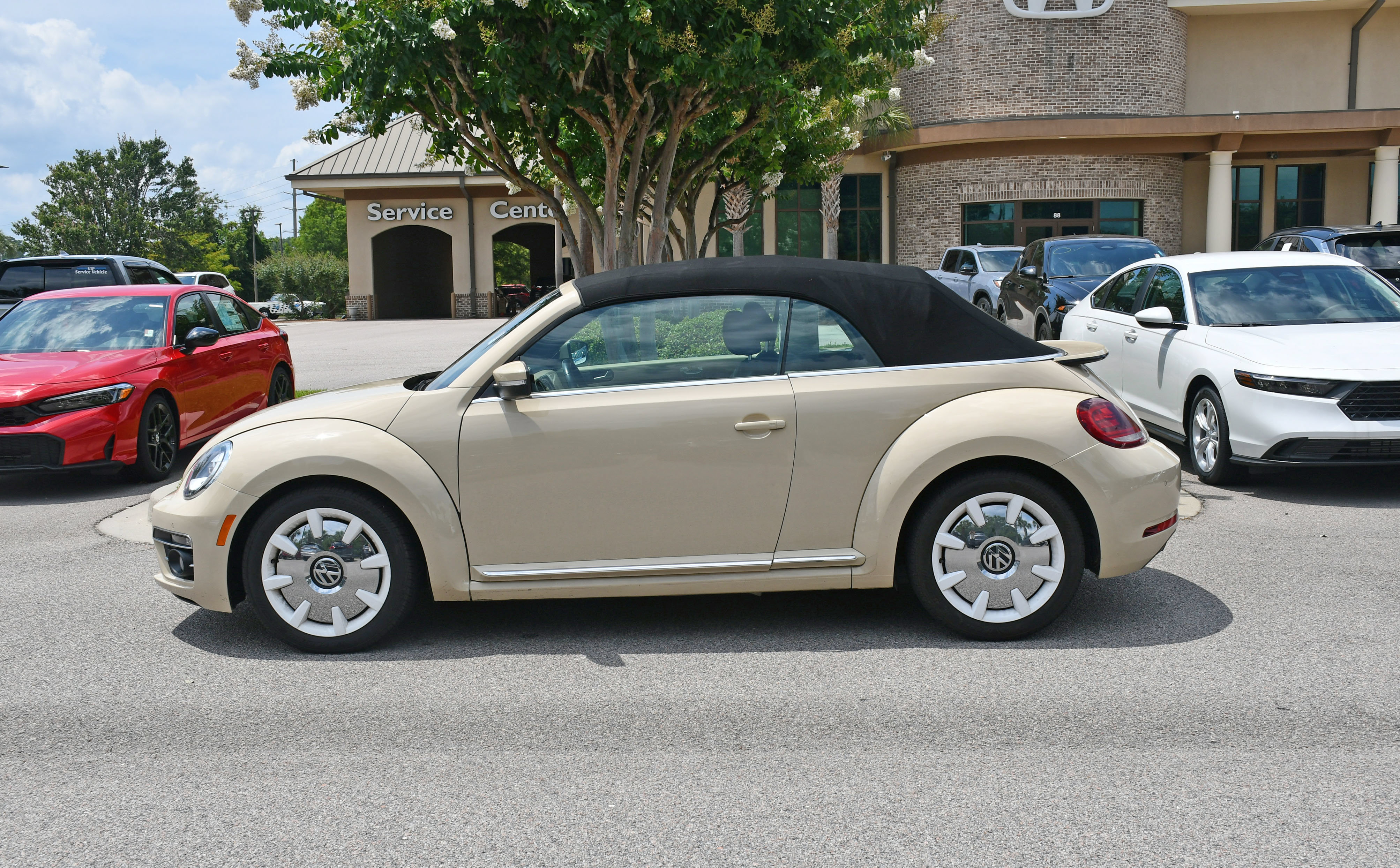 Used 2019 Volkswagen Beetle 2.0T Final Edition SEL FWD image 3