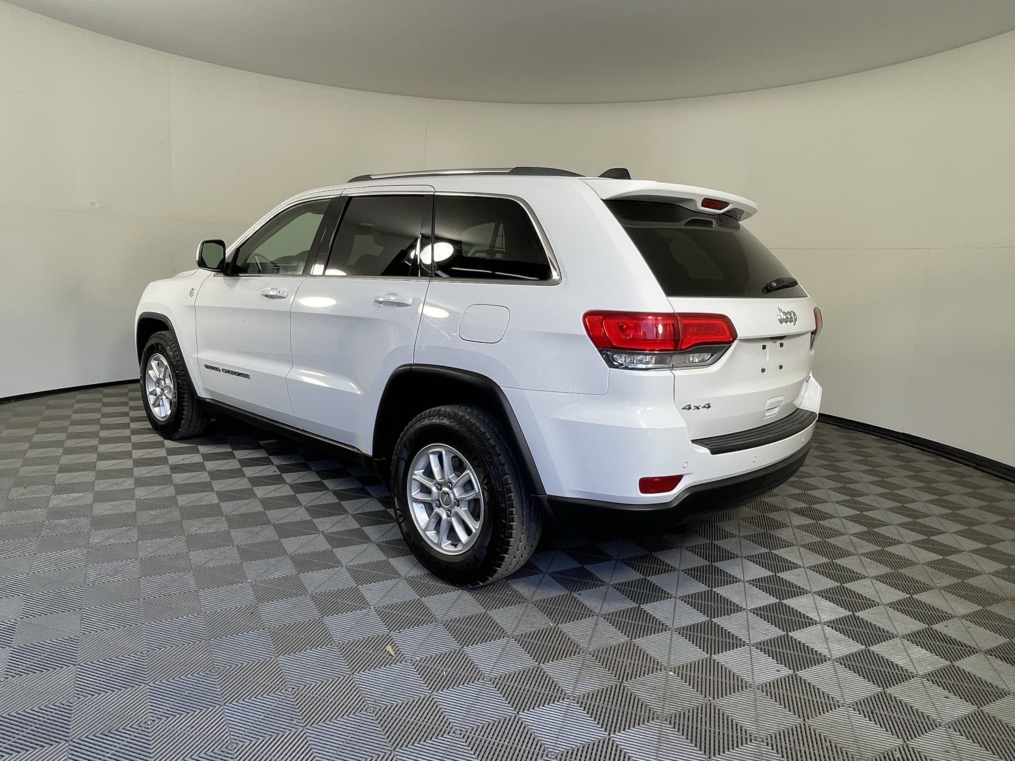 Used 2018 Jeep Grand Cherokee Laredo AWD/4WD image 3