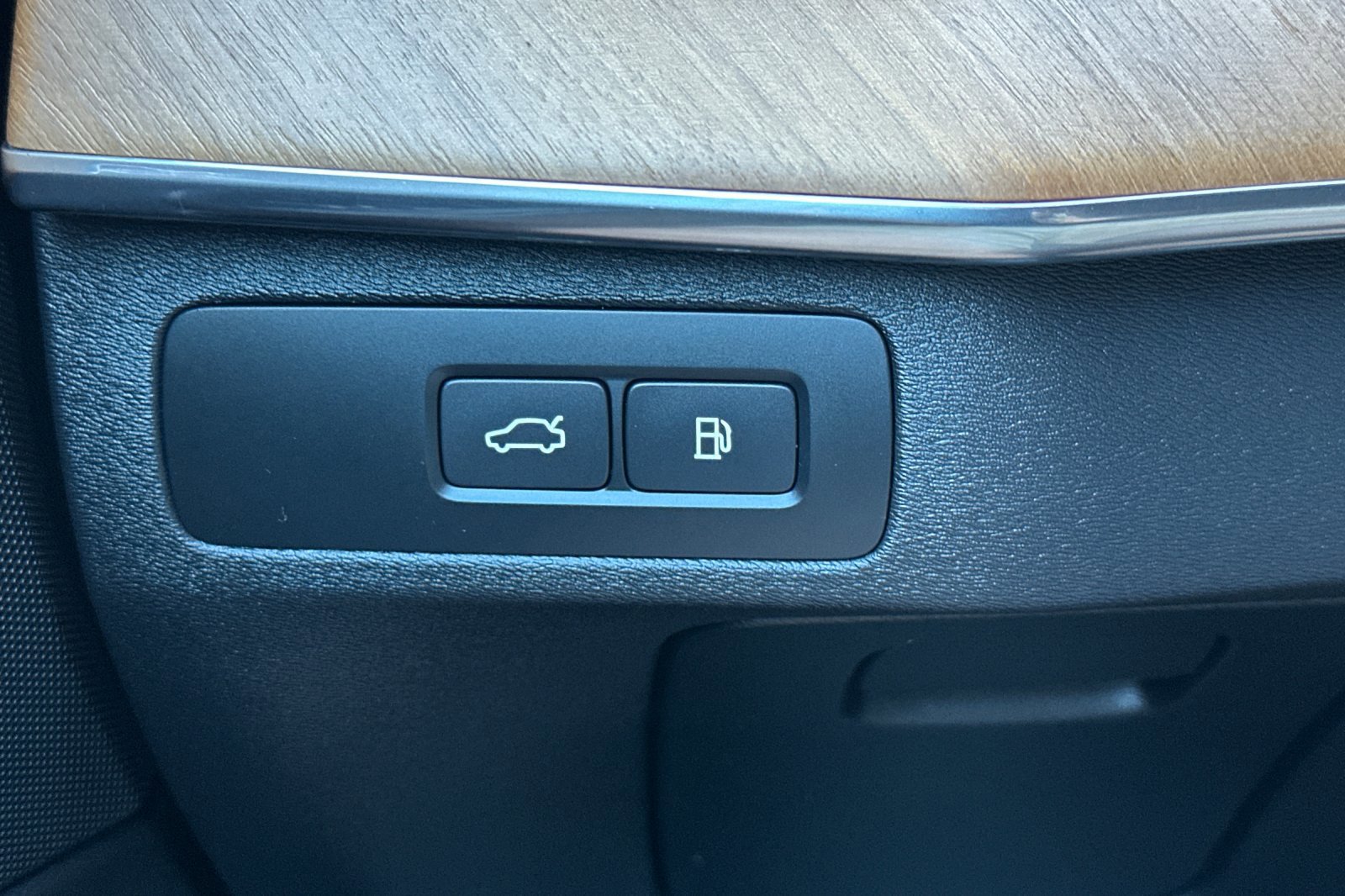 Certified 2024 Volvo XC90 T8 Core w/ Protection Package Premier image 32