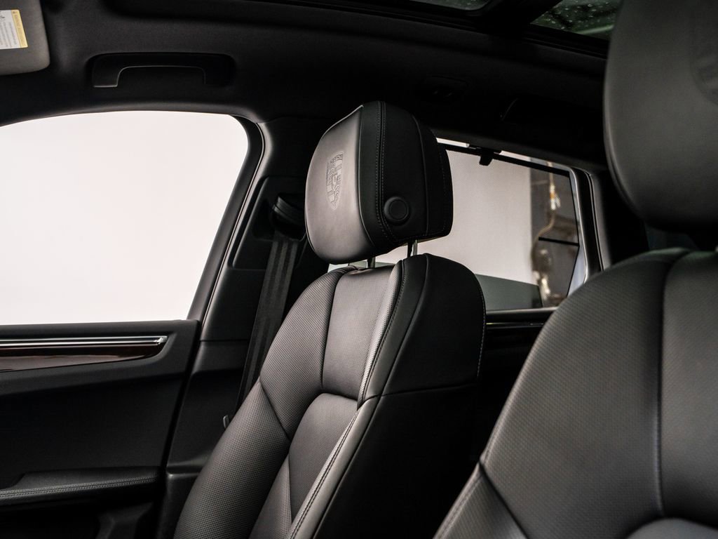 Used 2025 Porsche Macan image 27
