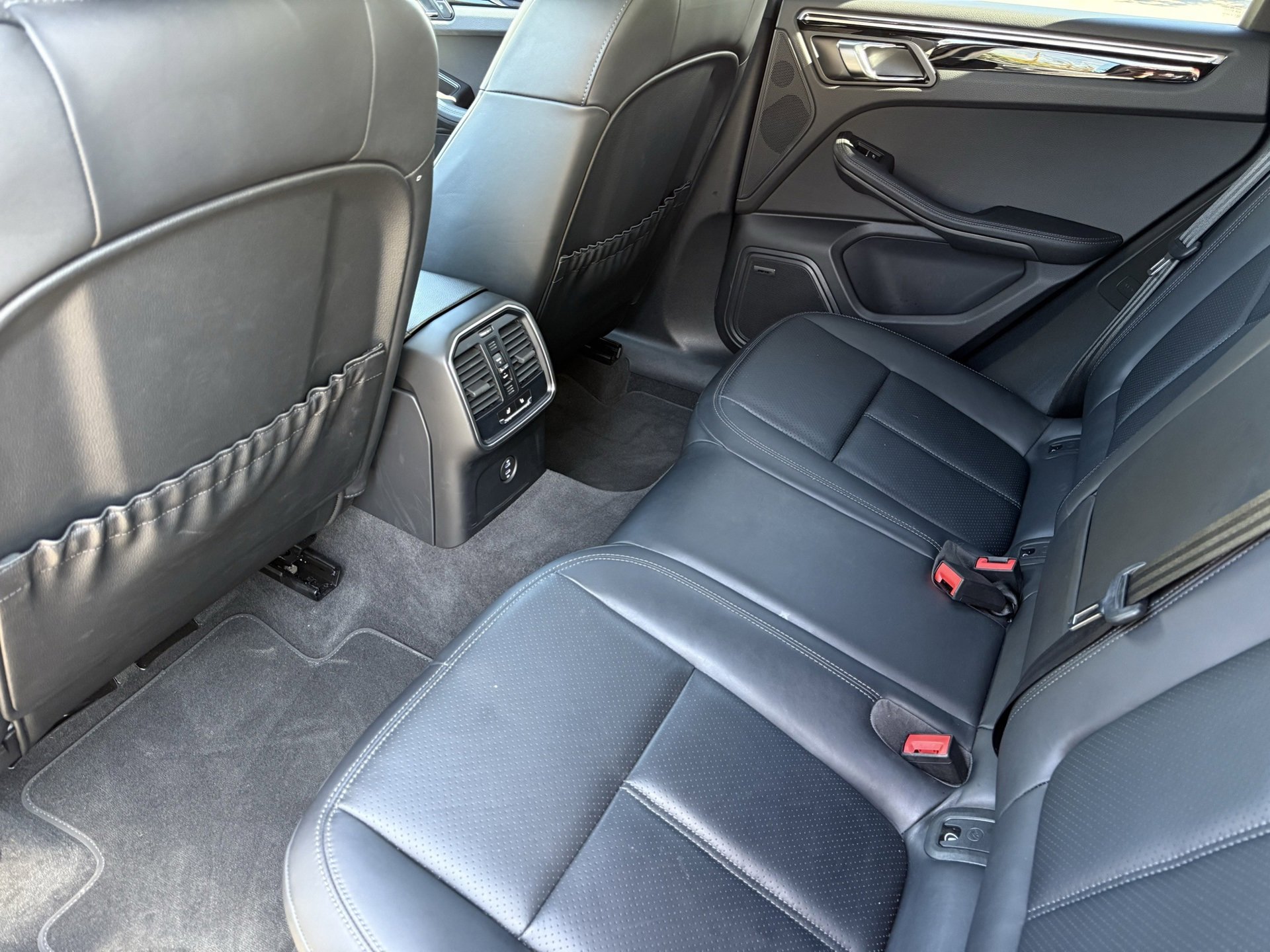 Used 2025 Porsche Macan image 31