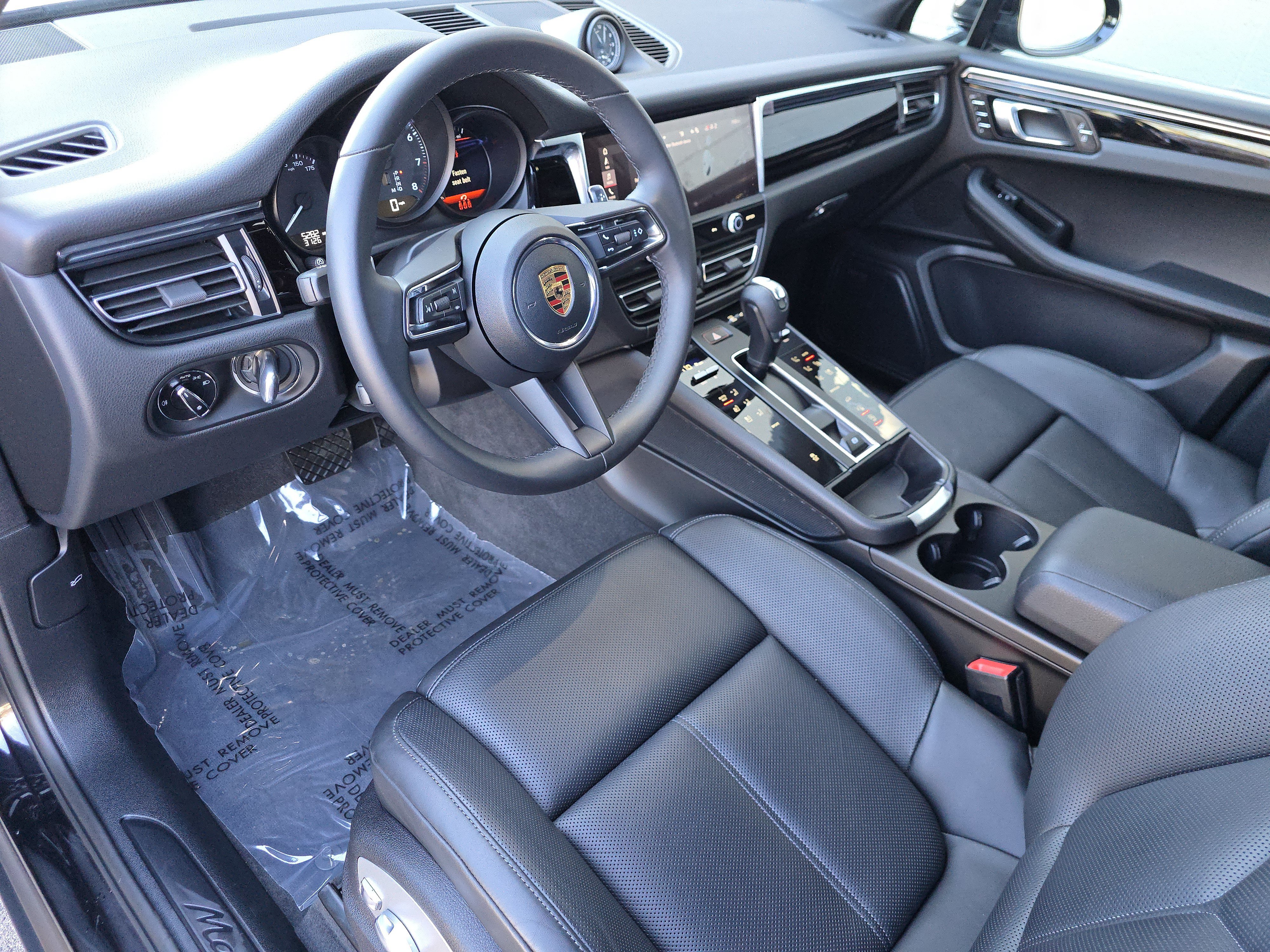 Certified 2025 Porsche Macan AWD/4WD image 4