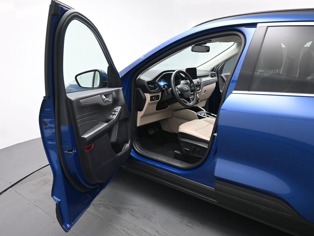 Certified 2022 Ford Escape Titanium w/ Class II Trailer Tow Package image 9