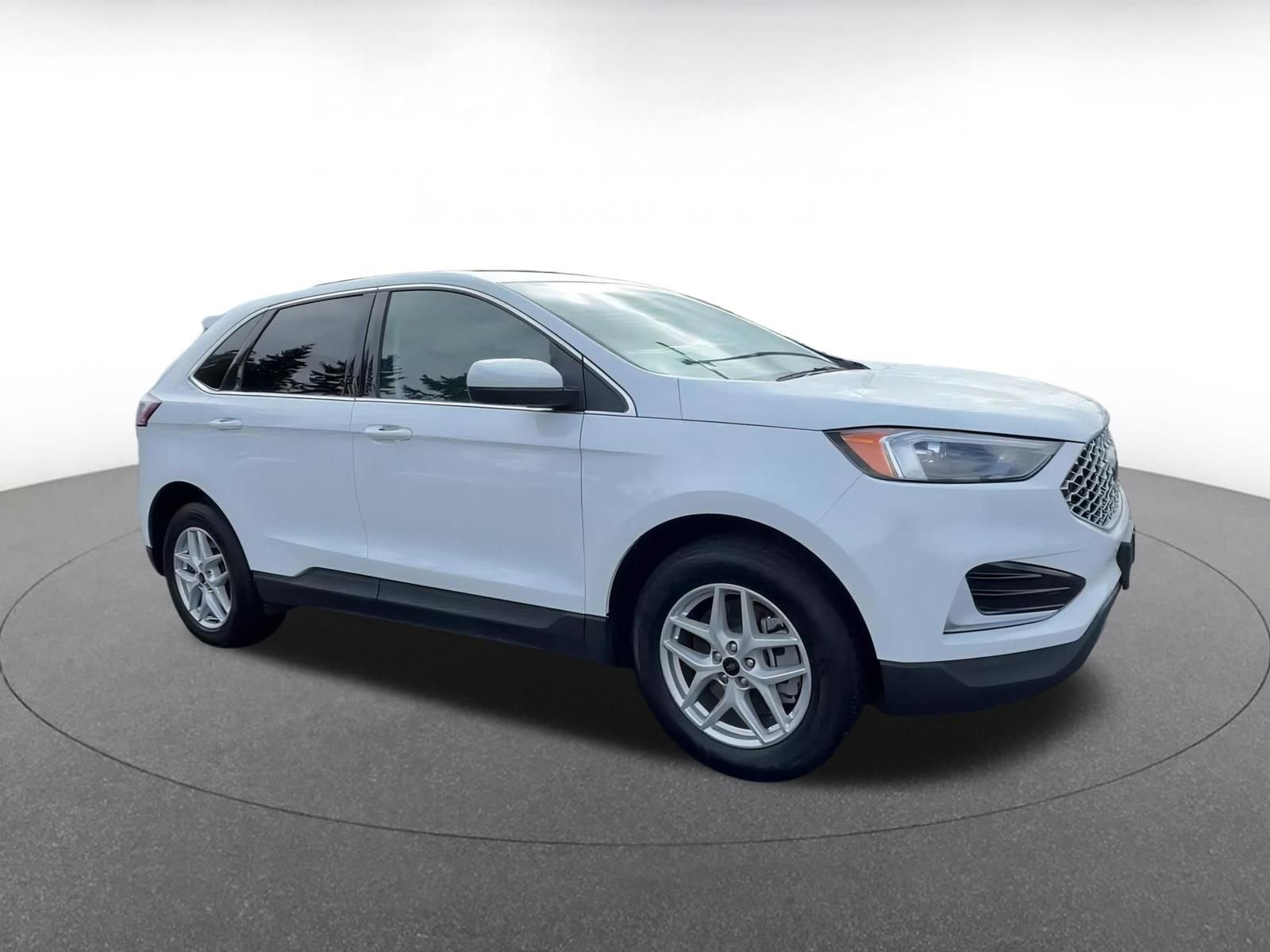Used 2024 Ford Edge SEL image 2