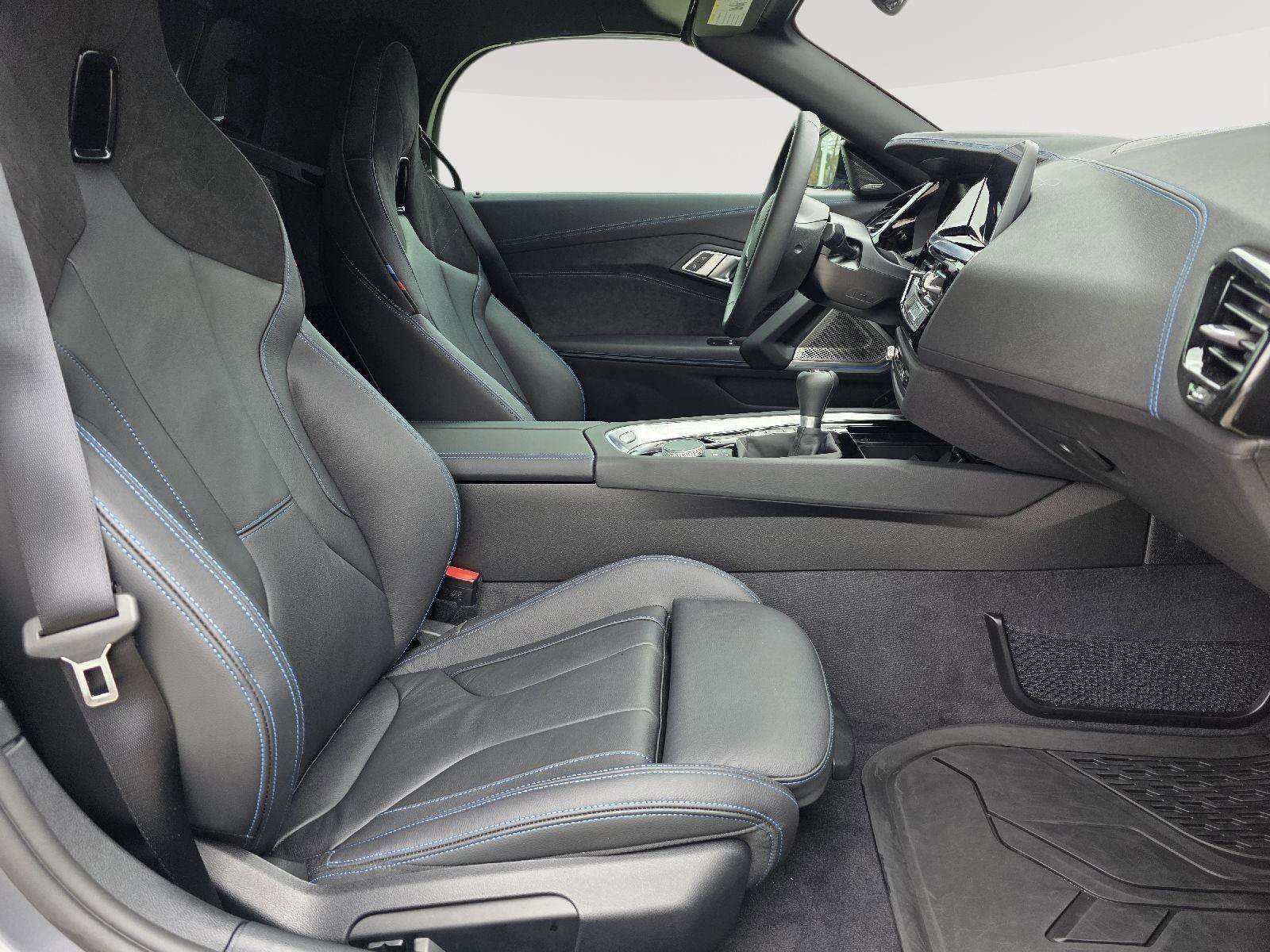 Used 2025 BMW Z4 M40i w/ Premium Package image 19