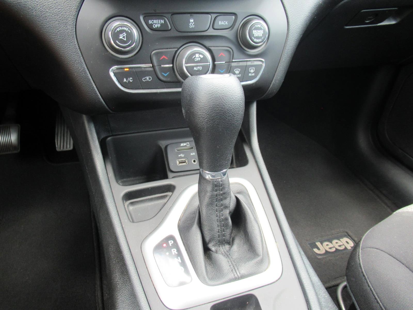 Used 2014 Jeep Cherokee Latitude w/ Comfort/Convenience Group FWD image 24