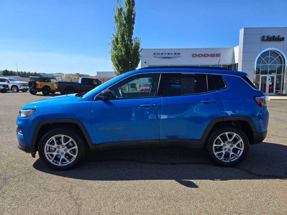 Used 2024 Jeep Compass Latitude image 2