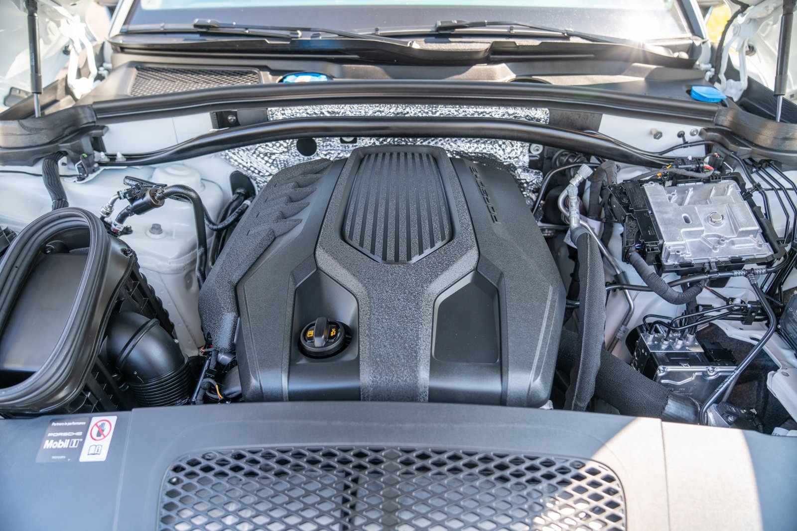 Certified 2026 Porsche Macan Turbo AWD/4WD image 29