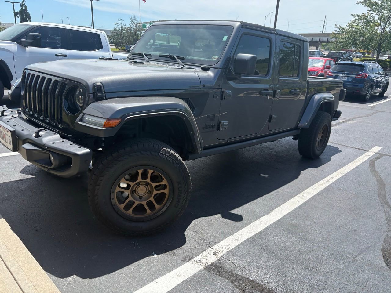 Used 2023 Jeep Gladiator Sport AWD/4WD image 3