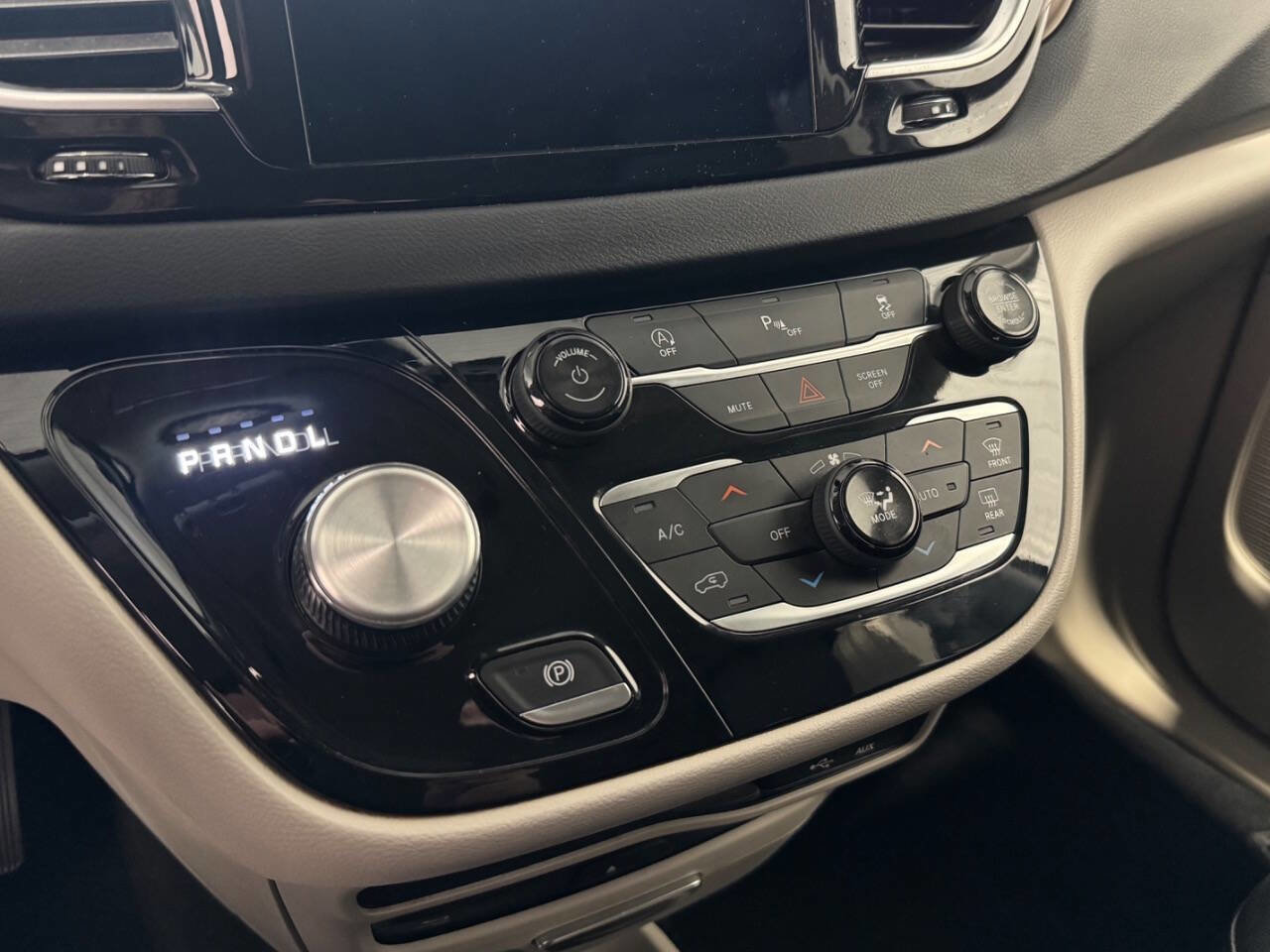 Used 2018 Chrysler Pacifica Touring-L Plus image 40