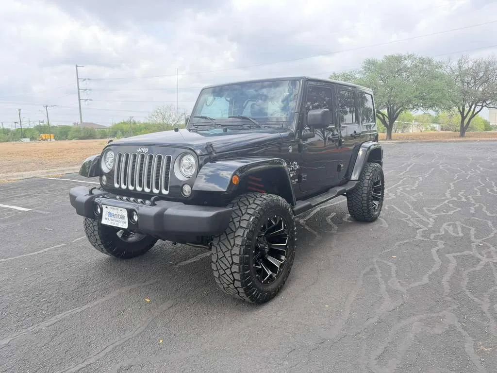 Used 2017 Jeep Wrangler Unlimited Sahara w/ Connectivity Group AWD/4WD image 3
