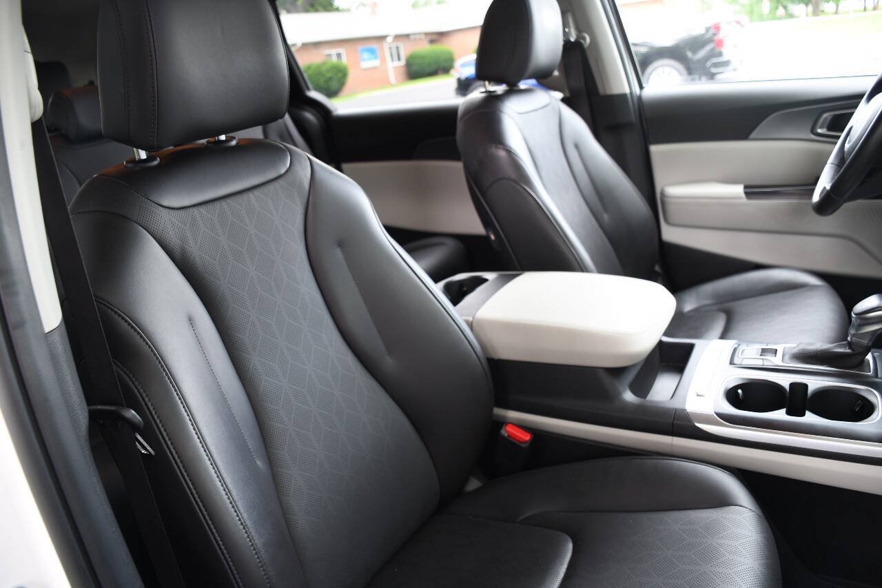 Used 2024 Kia Carnival LX FWD image 33