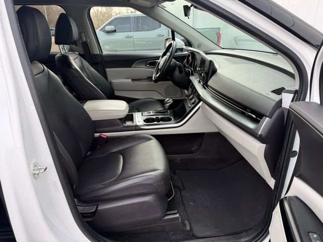 Used 2022 Kia Carnival LX image 31