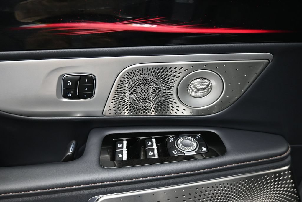 Used 2025 Lincoln Nautilus Reserve AWD/4WD image 5