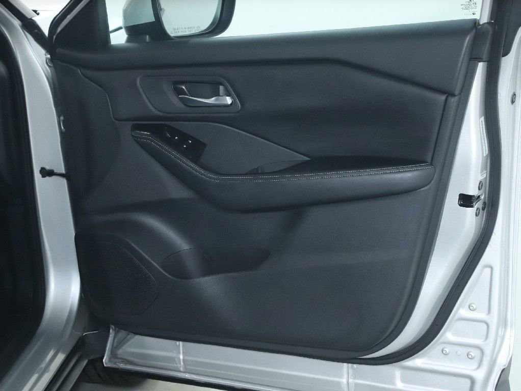 Used 2025 Nissan Rogue SV FWD image 32