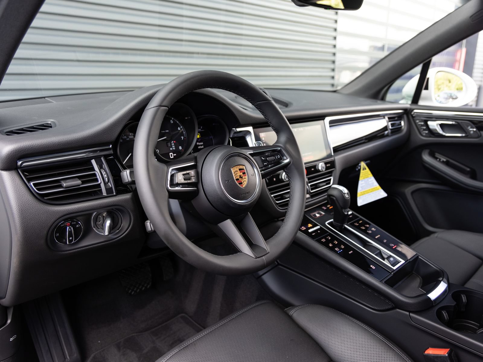 Certified 2026 Porsche Macan AWD/4WD image 4