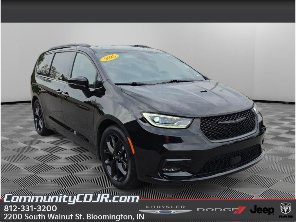 Used 2025 Chrysler Pacifica Limited FWD image 1