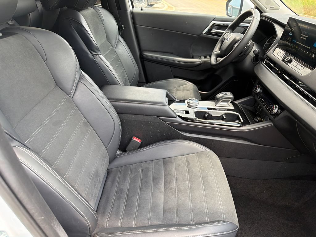 Used 2025 Mitsubishi Outlander SE FWD image 13